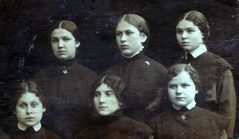 Пузанова Мария - учащаяся Курского епархиального училища. Десятые годы XX века. Справа вверху.